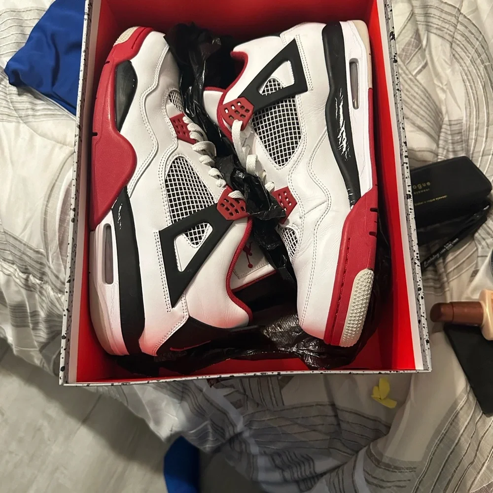 Air Jordan 4 Retro White, black and Red Sneakers - Picture 5 of 8